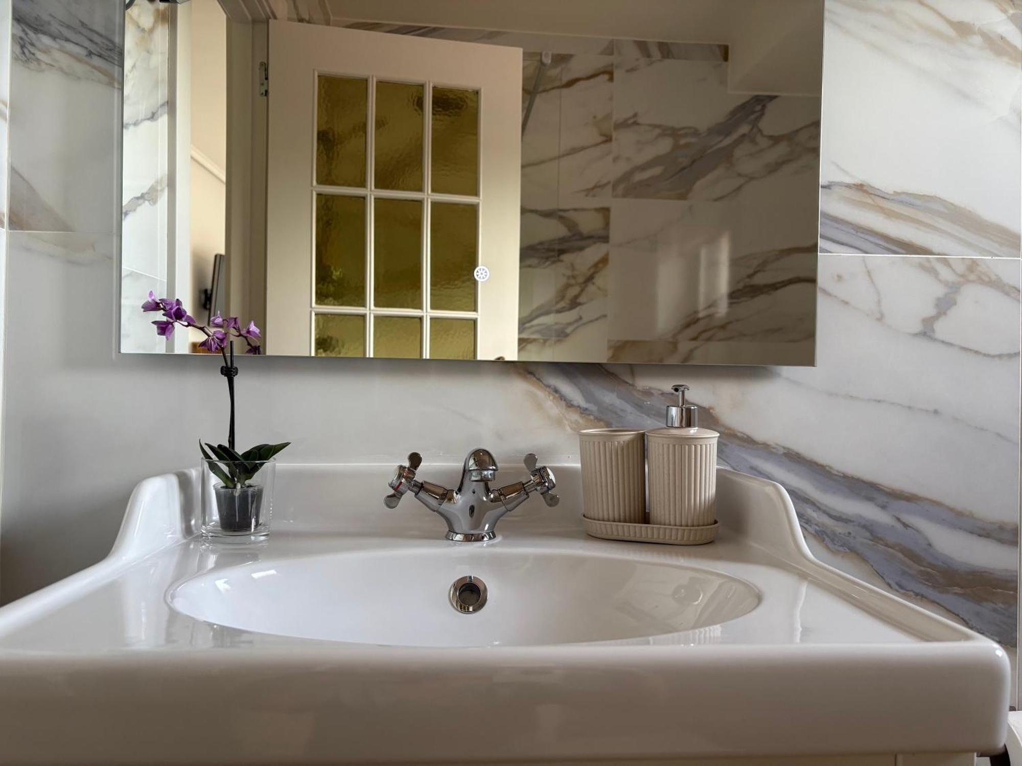 Kh Suites, Breakfast & Laundry